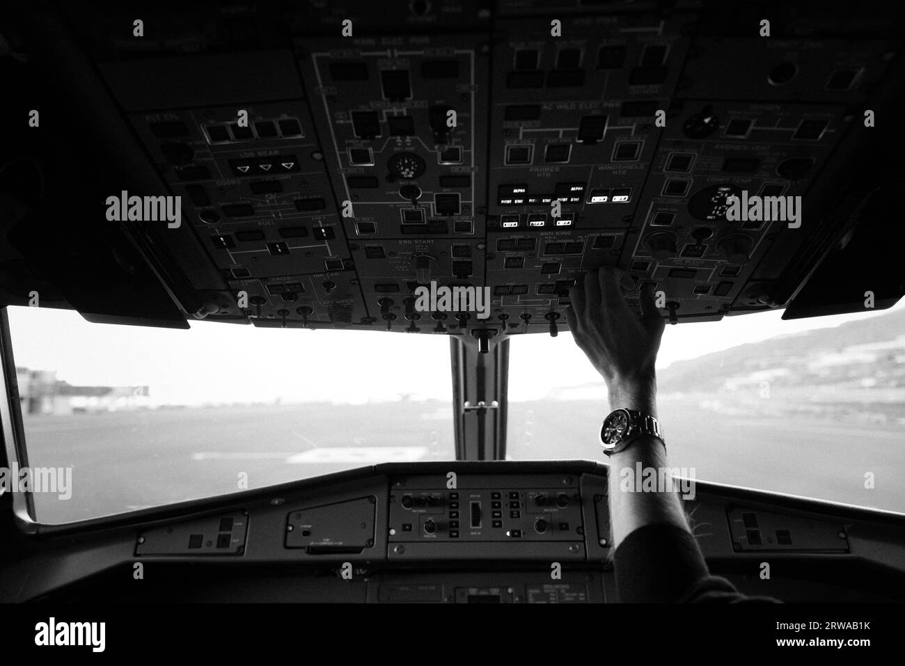 Boutons d'activation de la main du pilote d'avion Banque D'Images