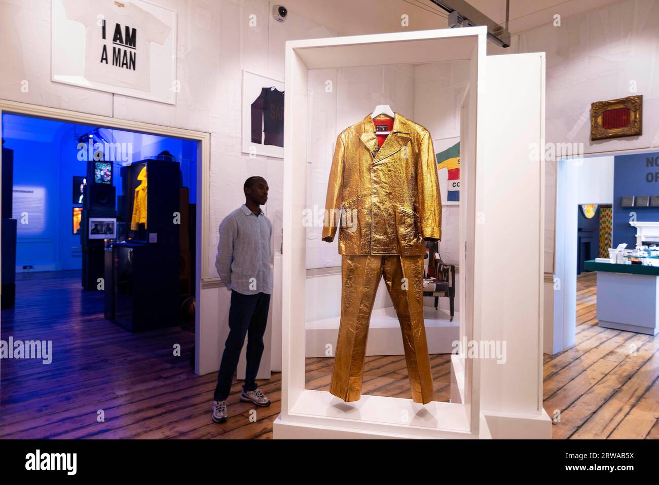 Ossie Williams voit le costume MacPhisto de Joe Casely-Hayford porté ...