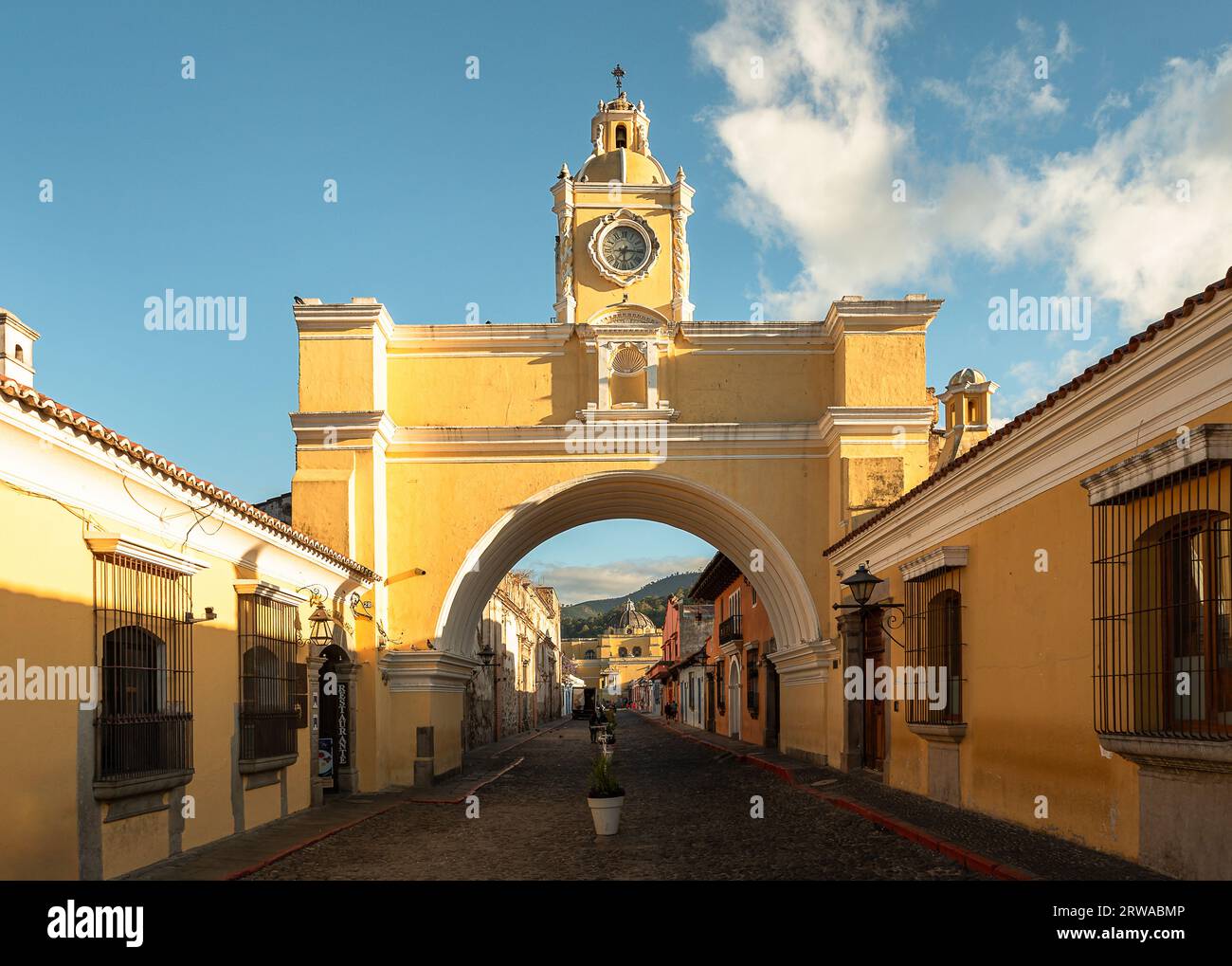 La célèbre arche de Santa Catalina dans le centre-ville d'Antigua, Guatemala et une vue sur le volcan de Agua derrière Banque D'Images