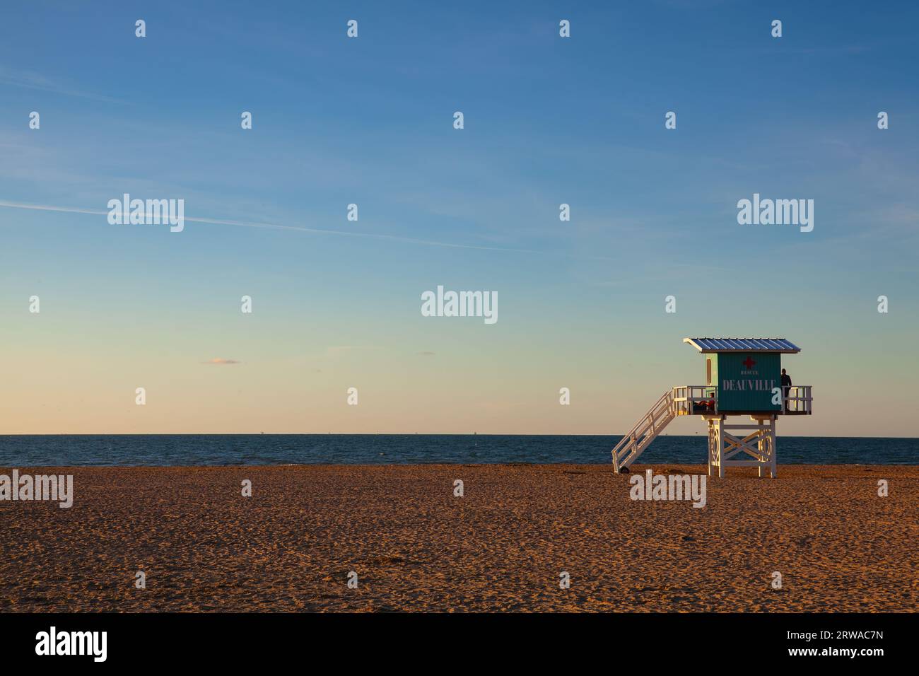 Station d'aide sur la plage au coucher du soleil, Deauville, France Banque D'Images