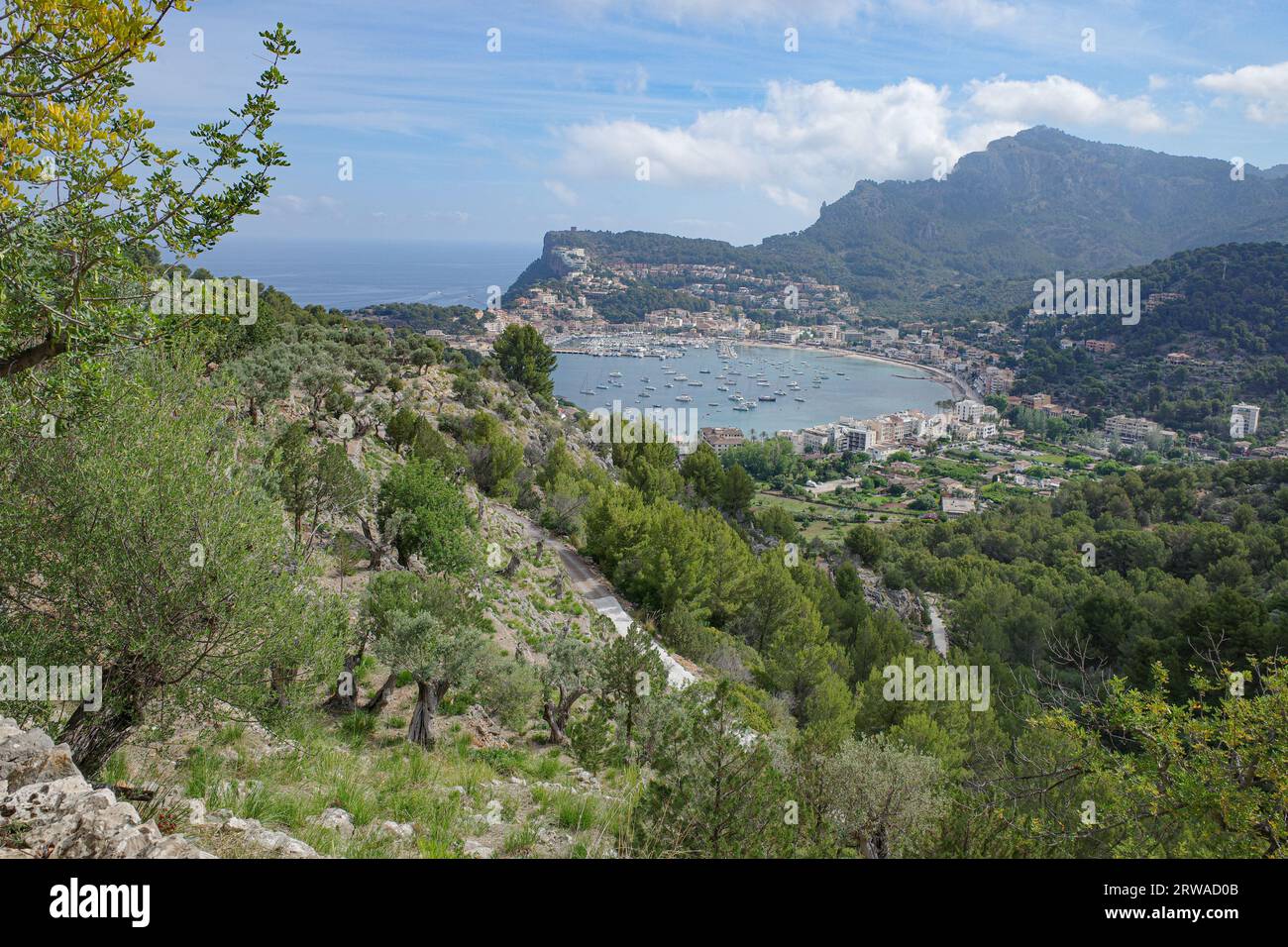 Majorque, Espagne - 12 juin 2023 : vue sur Port de Soller depuis le sentier de randonnée GR221 et les montagnes de Tramuntana, Majorque Banque D'Images