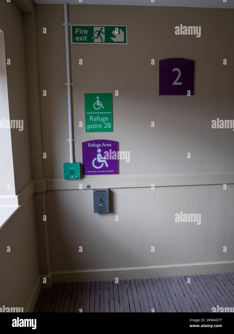 Un point de refuge pour les personnes en fauteuil roulant dans un hôtel du Kent, au Royaume-Uni. Banque D'Images