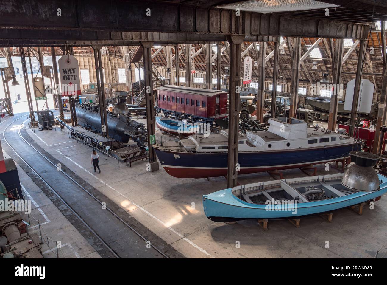 Vue générale des expositions dans le Big Space, Historic Dockyard Chatham, Kent, Royaume-Uni. Banque D'Images