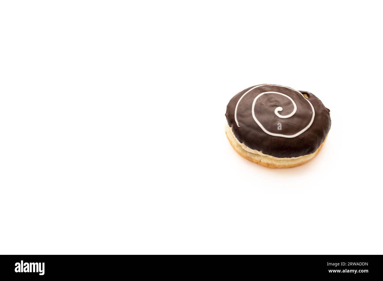 Donut au chocolat désordonné isolé sur fond blanc. Après quelques modifications. Banque D'Images