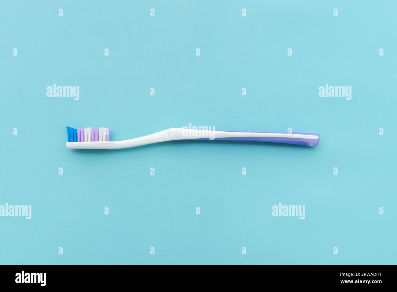 Une brosse à dents isolée sur fond bleu, après quelques modifications. Banque D'Images