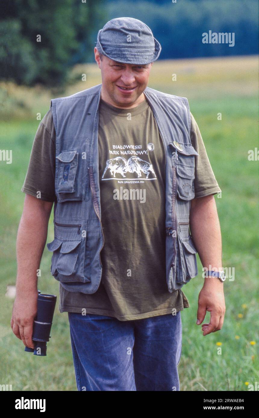 Pologne, garde forestier dans la forêt de Białowieża, l'une des dernières forêts primitives à la frontière entre la Biélorussie et la Pologne et site du patrimoine mondial de l'UNEESCO. Banque D'Images