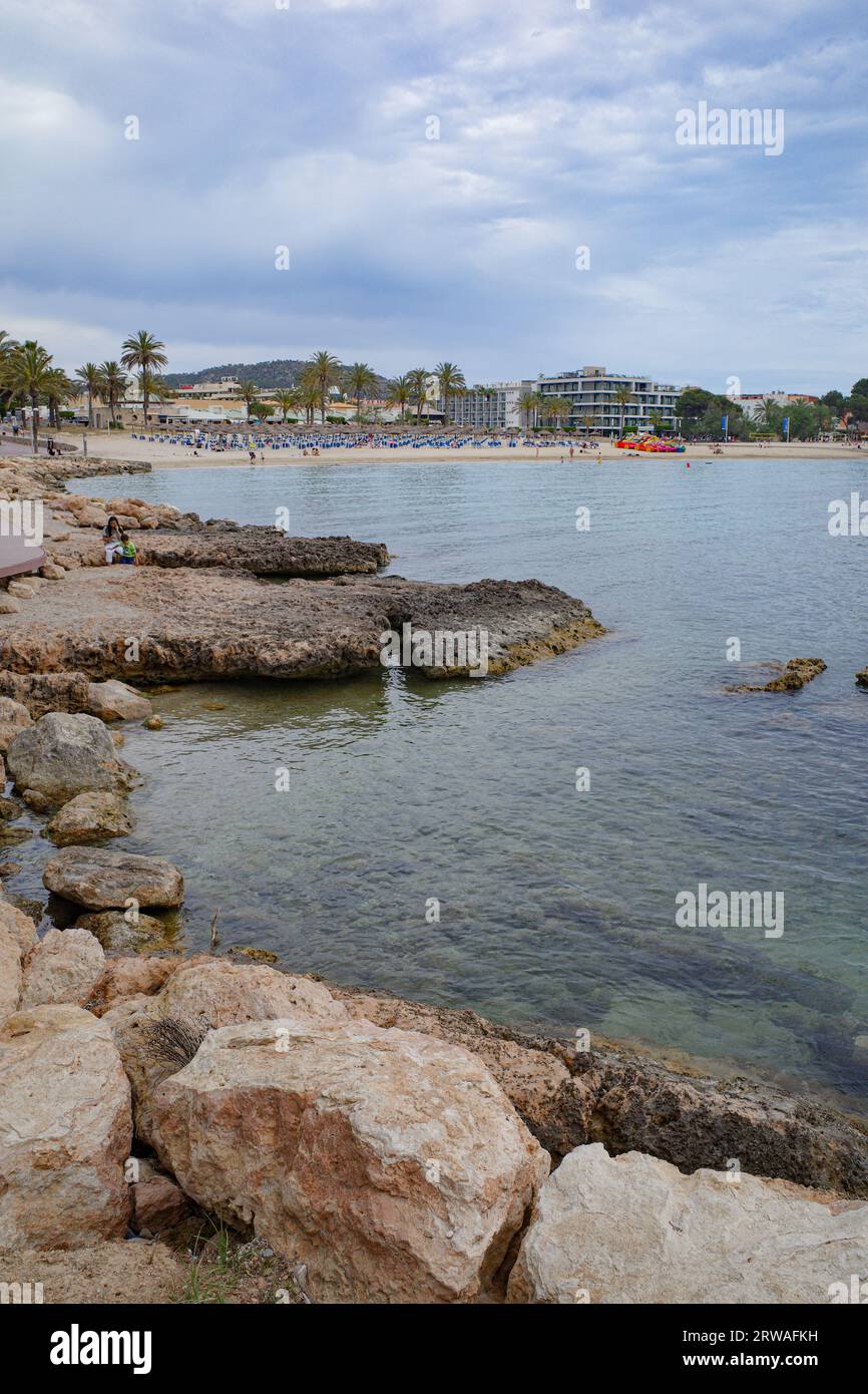 Santa Ponsa, Espagne - 7 mai 2023 : Plage et littoral dans la ville touristique de Santa Ponsa, Majorque Banque D'Images