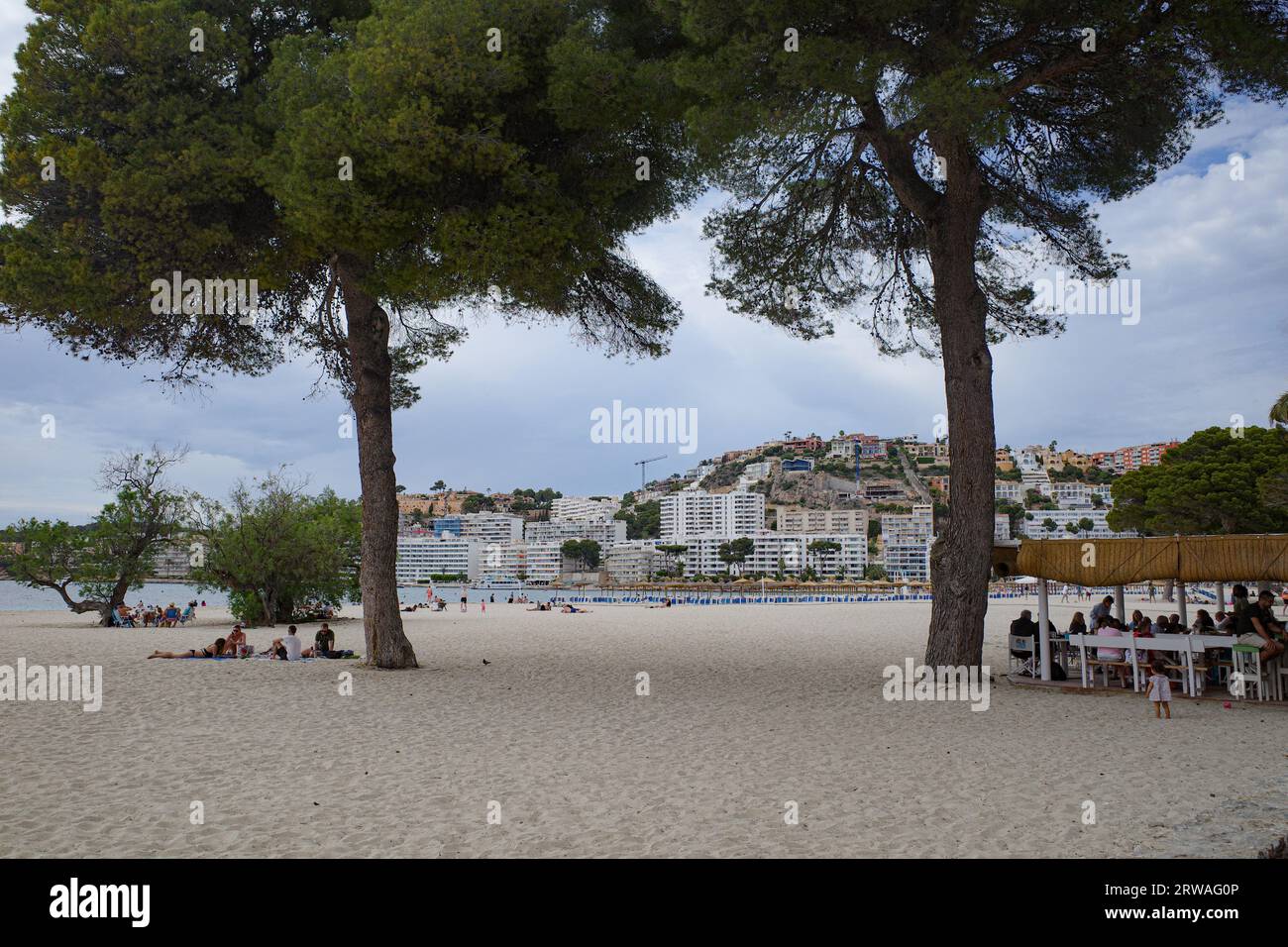 Santa Ponsa, Espagne - 7 mai 2023 : Plage et littoral dans la ville touristique de Santa Ponsa, Majorque Banque D'Images