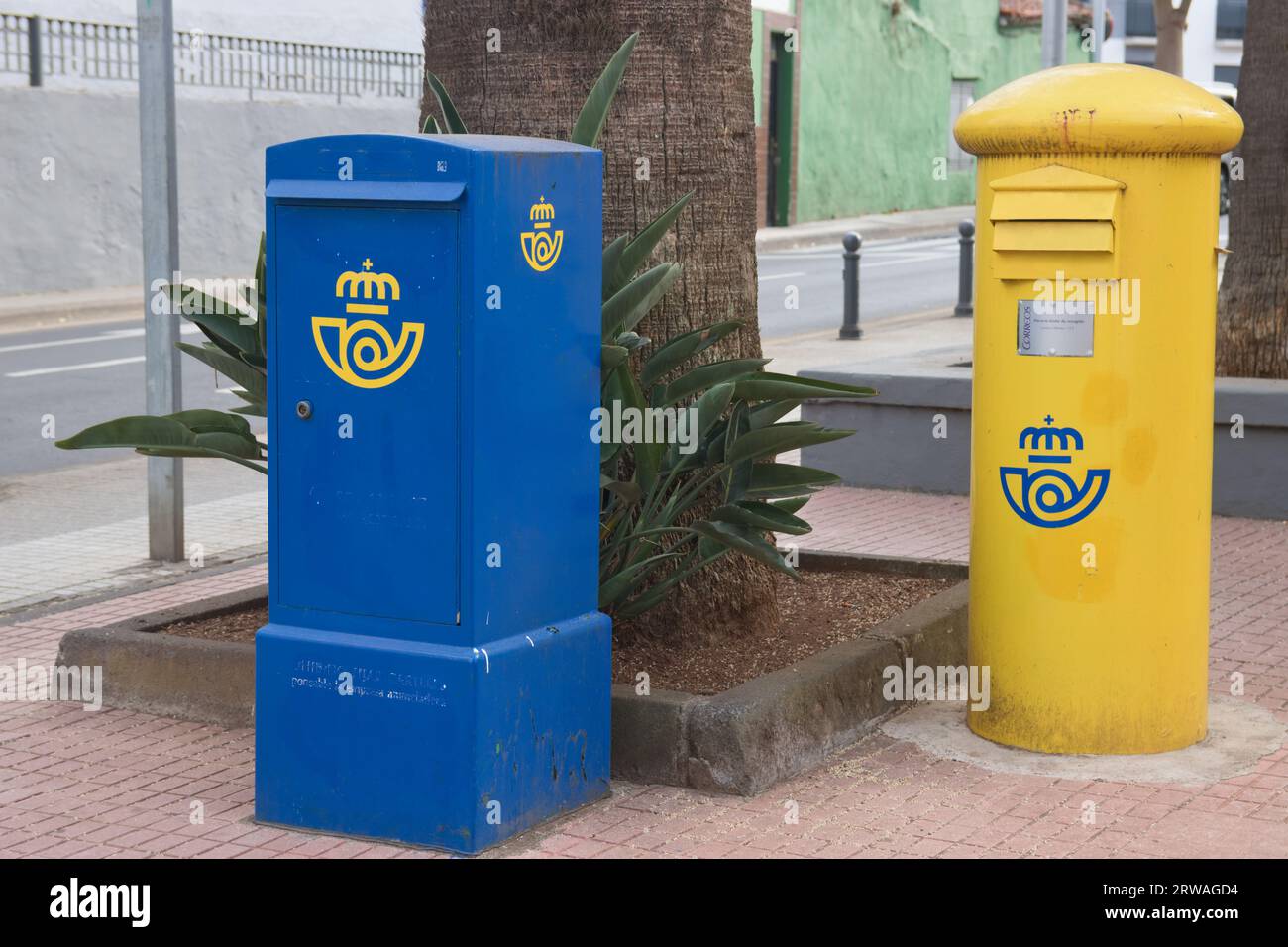 Août 2023. Tenerife, Espagne. Image de deux boîtes aux lettres, une bleue et une jaune de la société espagnole Correos sur la voie publique Banque D'Images