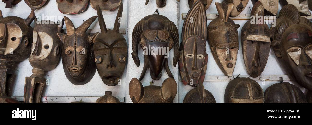 Masques et artisanat de Côte d'Ivoire : art symbolique dans les divinités, les esprits et les animaux reflétant la profondeur des traditions ivoiriennes Banque D'Images