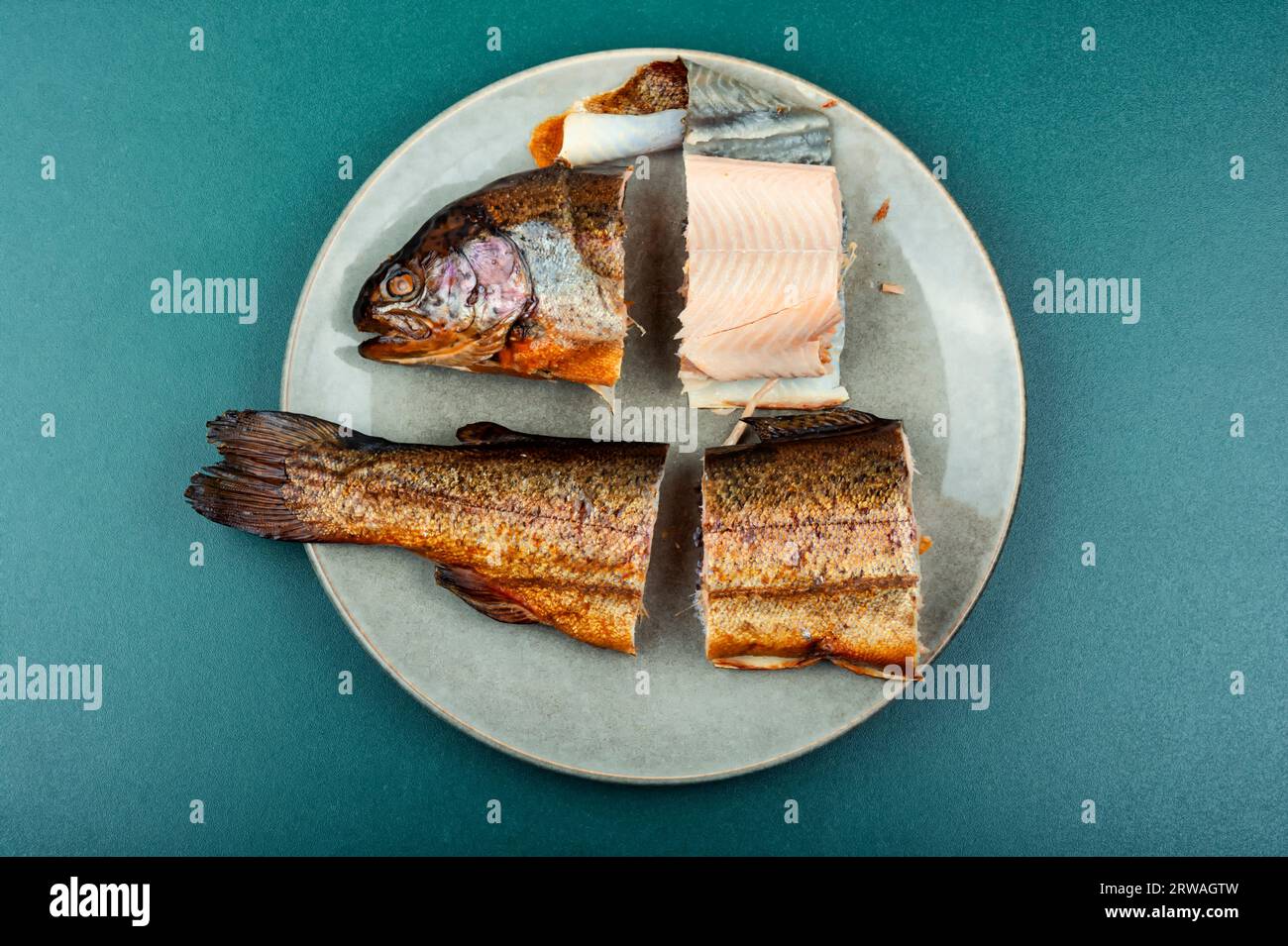 Délicieux saumon de truite fumé coupé sur une assiette. Poisson fumé Banque D'Images