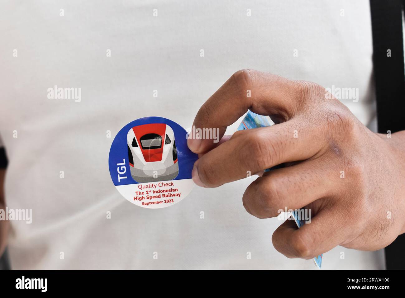 Régence de Bandung, Java Ouest, Indonésie. Septembre 18 2023. Les résidents montrent des autocollants utilisés comme panneaux d'entrée pour le train rapide Jakarta Bandung à la gare de train rapide Jakarta Bandung, à la gare de Tegalluar. PT Kereta Cepat Indonésie la Chine a organisé un essai gratuit du premier train rapide de la région Asie du Sud-est pour le public du 15 au 30 septembre. Directeur de la communication de PT Kereta Cepat Indonésie Chine Emir Monti a déclaré que le train rapide Jakarta Bandung a une vitesse maximale de 350 kilomètres par heure. Crédit : Dimas Rachmatsyah/Alamy Live News Banque D'Images