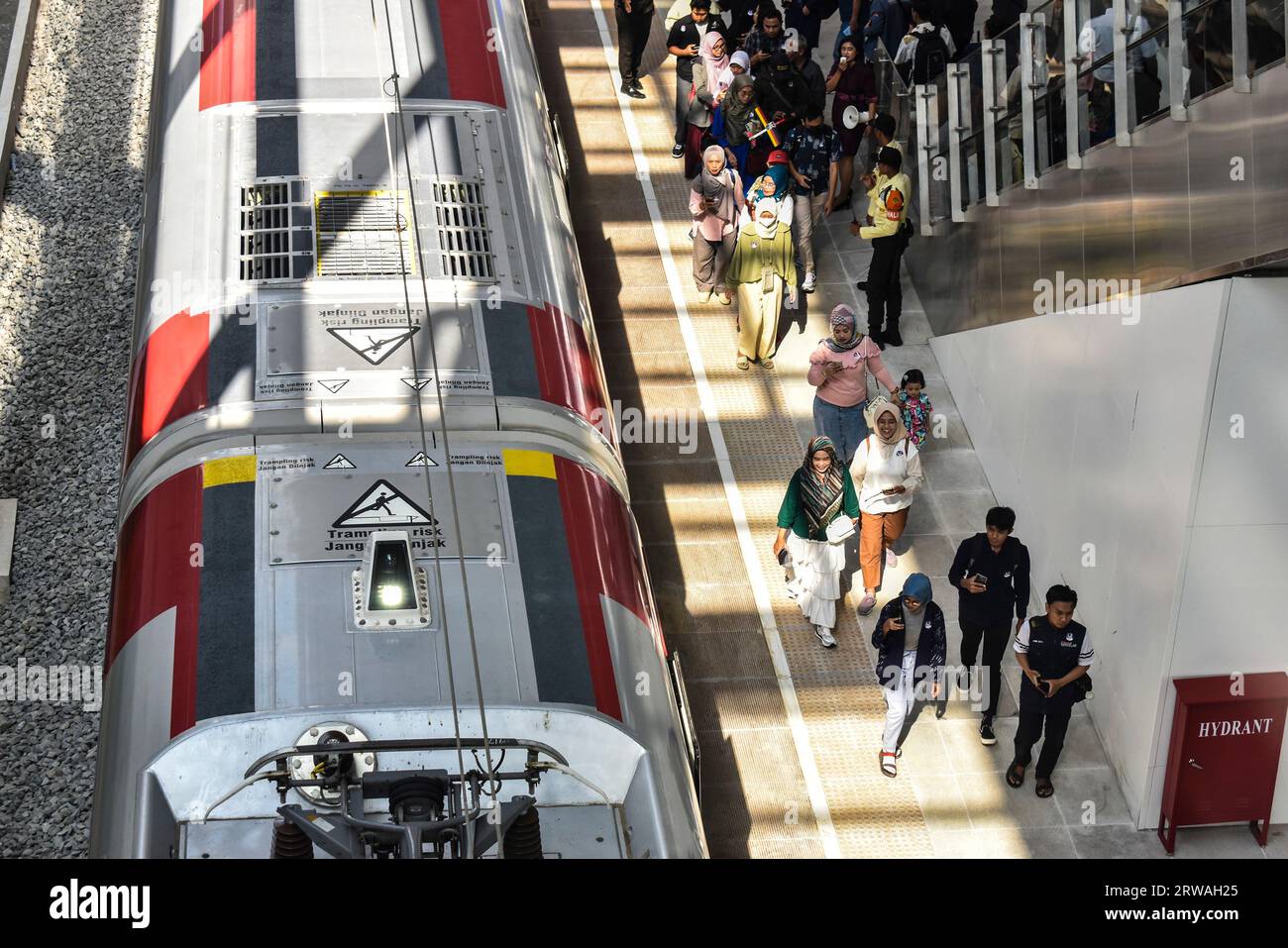 Régence de Bandung, Java Ouest, Indonésie. Septembre 18 2023. Les gens essaient de monter à bord du train rapide Jakarta Bandung à la gare de Tegalluar. PT Kereta Cepat Indonésie Chine a mené un essai gratuit pour le public du 15 septembre au 30 septembre du premier train rapide dans la région Asie du Sud-est. Directeur de la communication de PT Kereta Cepat Indonésie Chine Emir Monti a déclaré que le train à grande vitesse Jakarta Bandung a une vitesse maximale de 350 kilomètres par heure. Crédit : Dimas Rachmatsyah/Alamy Live News Banque D'Images
