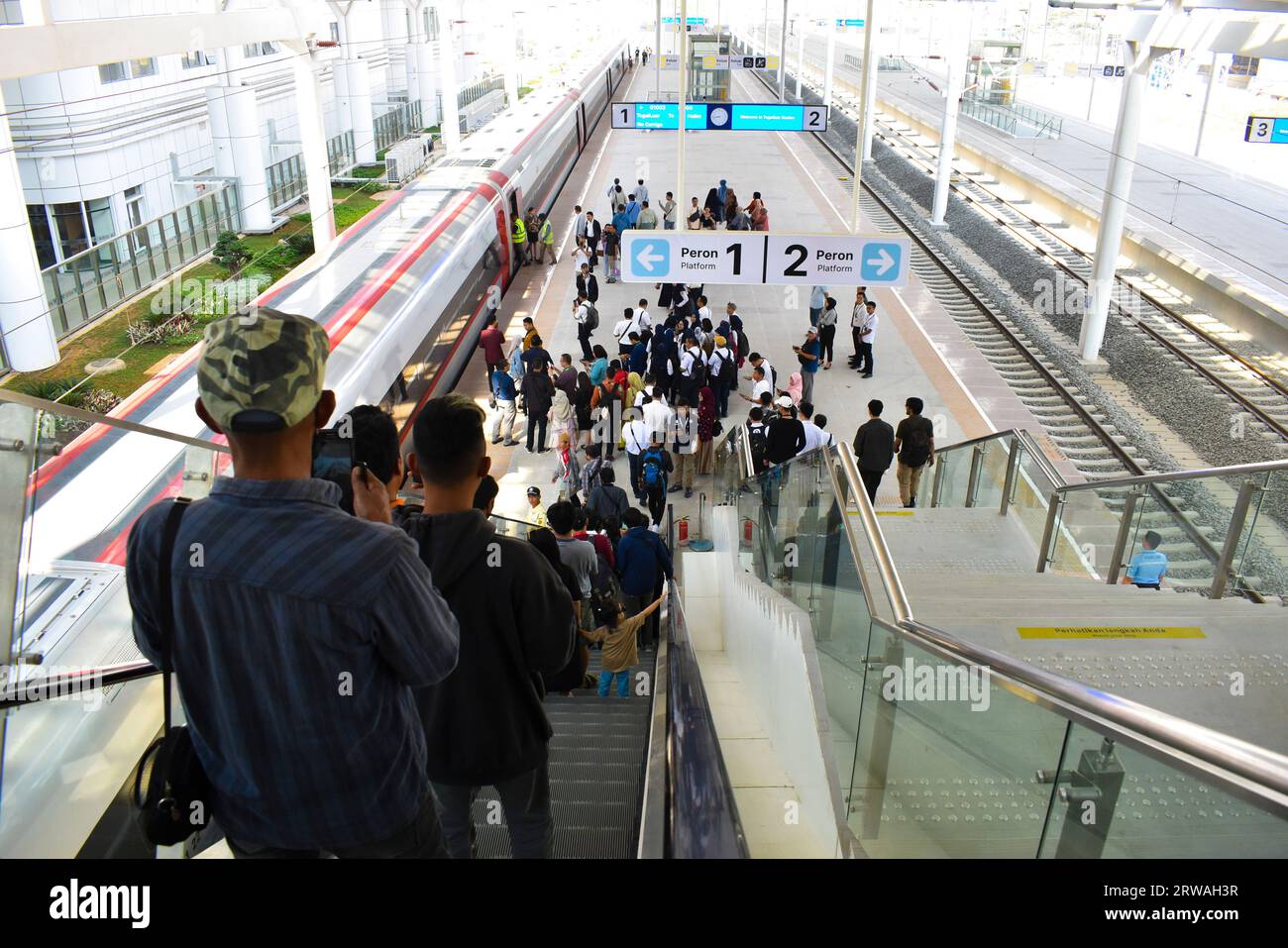Régence de Bandung, Java Ouest, Indonésie. Septembre 18 2023. Les gens essaient de monter à bord du train rapide Jakarta Bandung à la gare de Tegalluar. PT Kereta Cepat Indonésie Chine a mené un essai gratuit pour le public du 15 septembre au 30 septembre du premier train rapide dans la région Asie du Sud-est. Directeur de la communication de PT Kereta Cepat Indonésie Chine Emir Monti a déclaré que le train à grande vitesse Jakarta Bandung a une vitesse maximale de 350 kilomètres par heure. Crédit : Dimas Rachmatsyah/Alamy Live News Banque D'Images