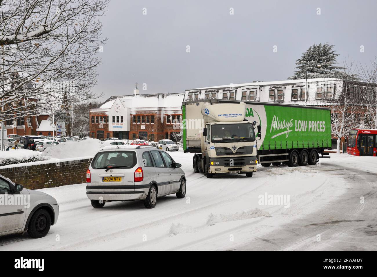 Camion poids lourd articulé Asda coincé sur une route couverte de neige bloquant la circulation de plusieurs directions à Swanley, Kent, Royaume-Uni. Gridlock en ville. Retards dans les déplacements Banque D'Images