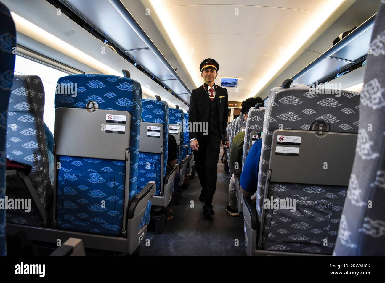 Régence de Bandung, Java Ouest, Indonésie. Septembre 18 2023. Les officiers de train marchent sur le train rapide Jakarta Bandung à la gare de Tegalluar. PT Kereta Cepat Indonésie la Chine a organisé un essai gratuit du premier train rapide de la région Asie du Sud-est pour le public du 15 au 30 septembre. Directeur de la communication de PT Kereta Cepat Indonésie Chine Emir Monti a déclaré que le train rapide Jakarta Bandung a une vitesse maximale de 350 kilomètres par heure. Crédit : Dimas Rachmatsyah/Alamy Live News Banque D'Images