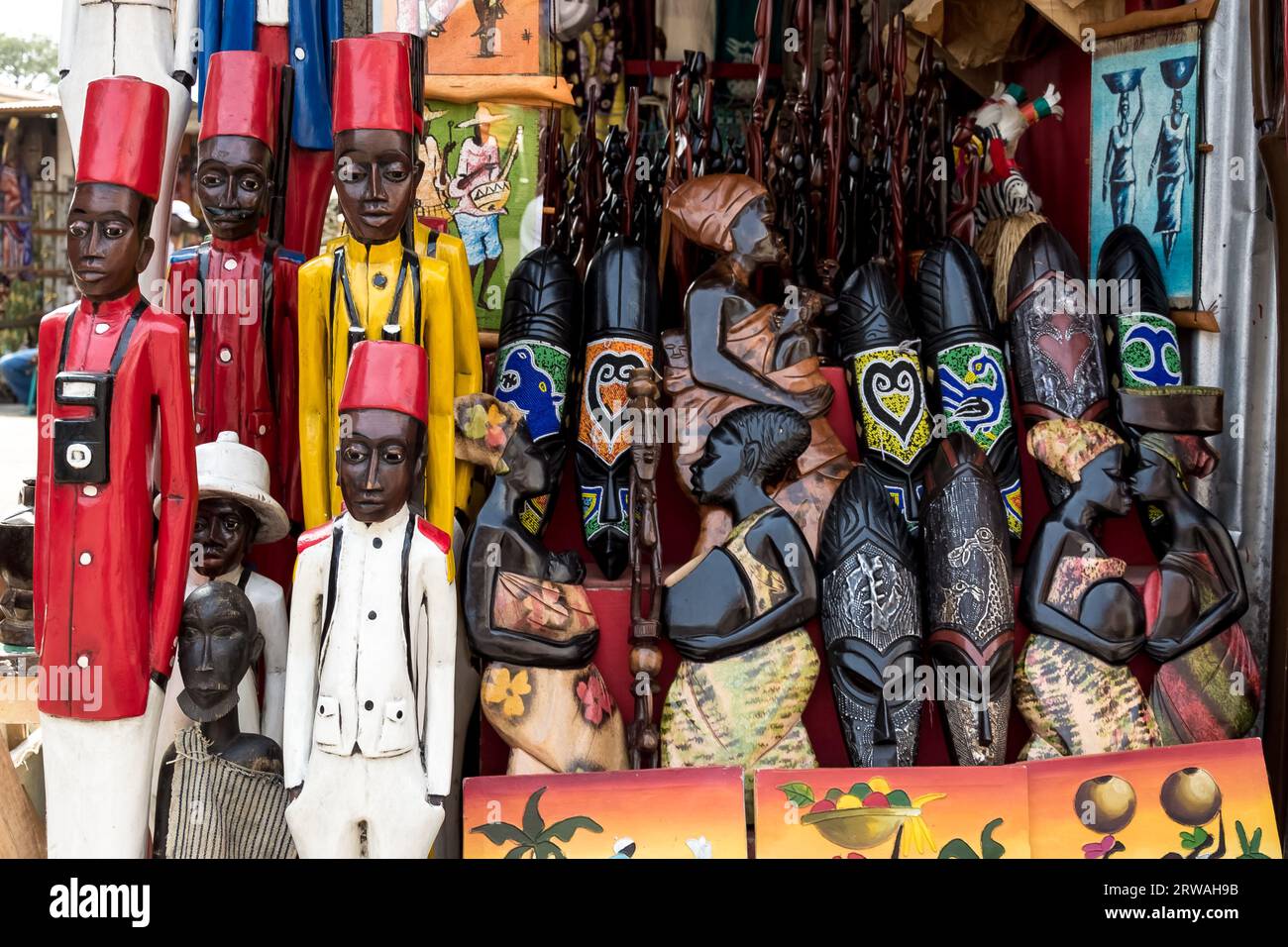 Masques et artisanat de Côte d'Ivoire : art symbolique dans les divinités, les esprits et les animaux reflétant la profondeur des traditions ivoiriennes Banque D'Images