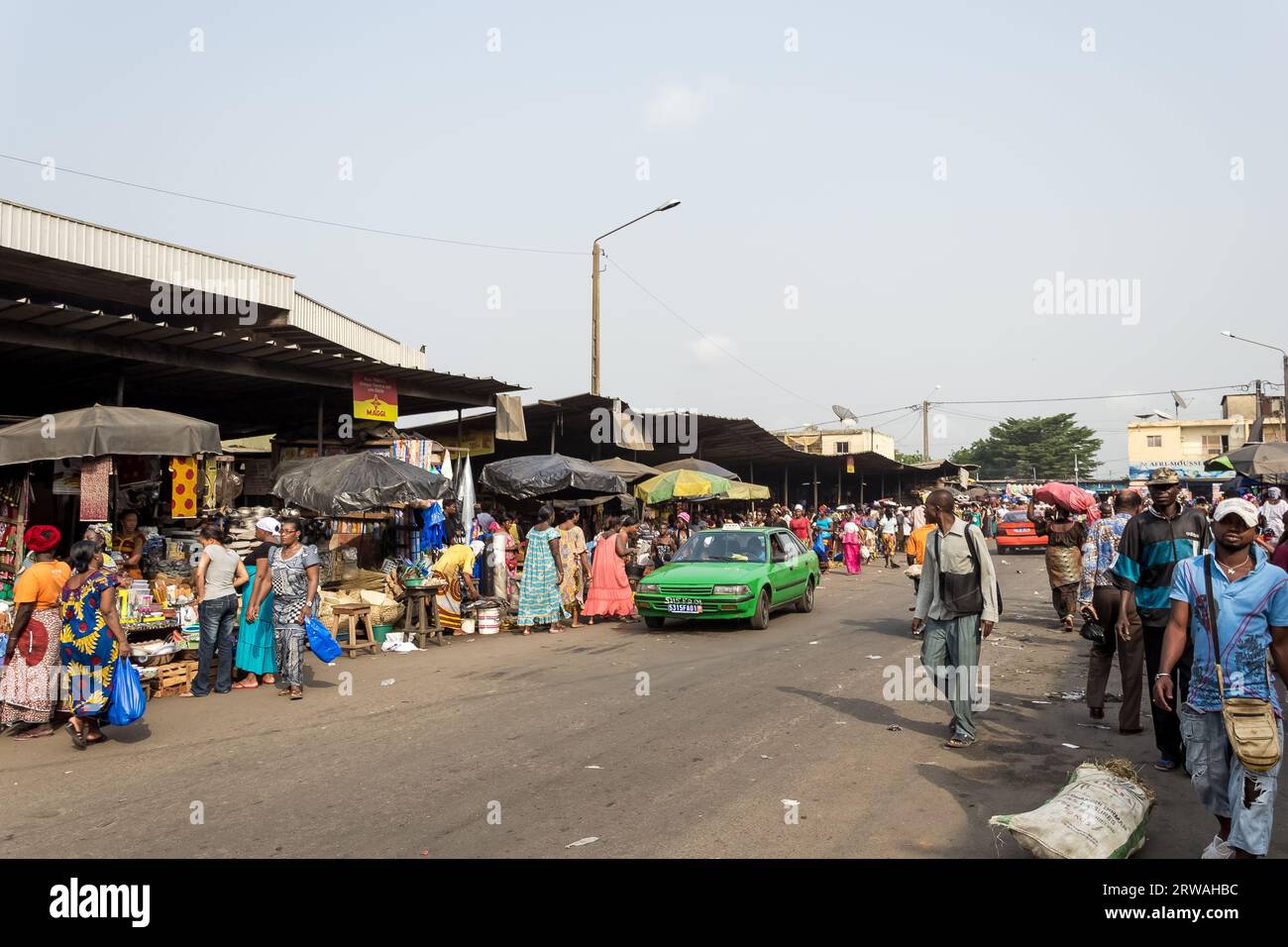 Vue sur le marché d'Adjamé, un marché réputé et culturellement significatif dans le quartier animé d'Adjamé, Abidjan, Côte d'Ivoire Banque D'Images