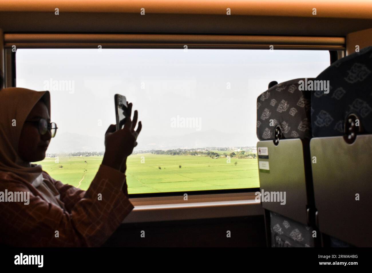 Régence de Bandung, Java Ouest, Indonésie. Septembre 18 2023. Personnes prenant des photos dans le train rapide Jakarta Bandung à la gare de Tegalluar. PT Kereta Cepat Indonésie la Chine a organisé un essai gratuit du premier train rapide de la région Asie du Sud-est pour le public du 15 au 30 septembre. Directeur de la communication de PT Kereta Cepat Indonésie Chine Emir Monti a déclaré que le train rapide Jakarta Bandung a une vitesse maximale de 350 kilomètres par heure. Crédit : Dimas Rachmatsyah/Alamy Live News Banque D'Images