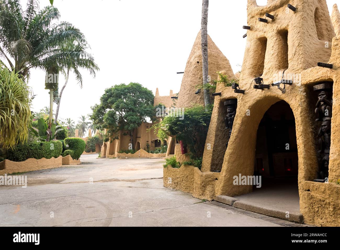 Vue de l'Hôtel le Wafou à Abidjan, Côte d'Ivoire, inspiré par la culture et l'art du peuple Dogon installés au Mali et dans le nord de la Côte d'Ivoire Banque D'Images