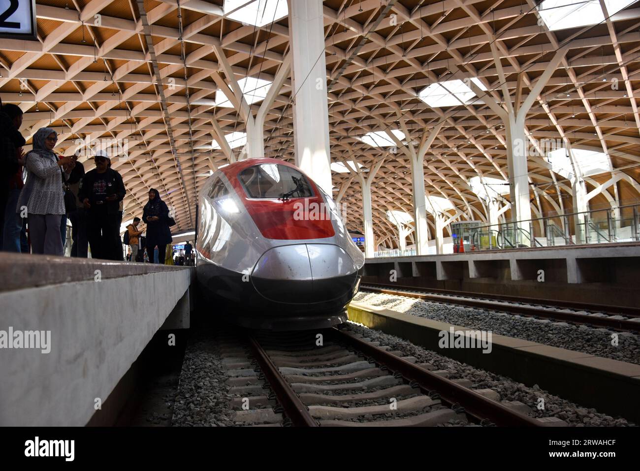 Jakarta, Indonésie. Septembre 18 2023. Unité multiple électrique (EMU) du train rapide Jakarta Bandung (KCJB) vue à la gare Halim. PT Kereta Cepat Indonésie la Chine a organisé un essai gratuit du premier train rapide de la région Asie du Sud-est pour le public du 15 au 30 septembre. Directeur de la communication de PT Kereta Cepat Indonésie Chine Emir Monti a déclaré que le train rapide Jakarta Bandung a une vitesse maximale de 350 kilomètres par heure. Crédit : Dimas Rachmatsyah/Alamy Live News Banque D'Images