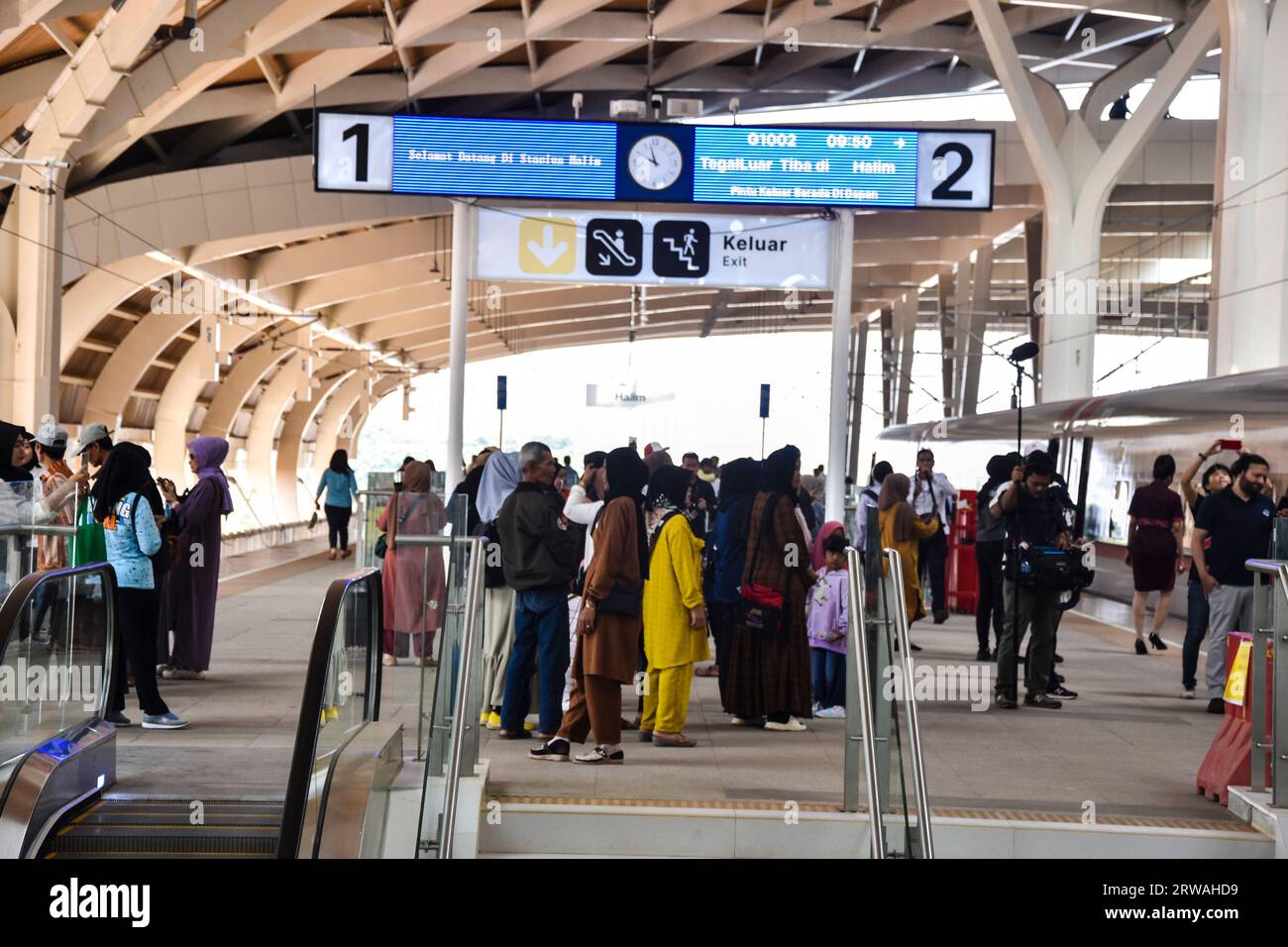 Jakarta, Indonésie. Septembre 18 2023. Les personnes qui participent à l'essai gratuit du Jakarta Bandung Fast train (KCJB) sont vues à la gare Halim. PT Kereta Cepat Indonésie la Chine a organisé un essai gratuit du premier train rapide de la région Asie du Sud-est pour le public du 15 au 30 septembre. Directeur de la communication de PT Kereta Cepat Indonésie Chine Emir Monti a déclaré que le train rapide Jakarta Bandung a une vitesse maximale de 350 kilomètres par heure. Crédit : Dimas Rachmatsyah/Alamy Live News Banque D'Images