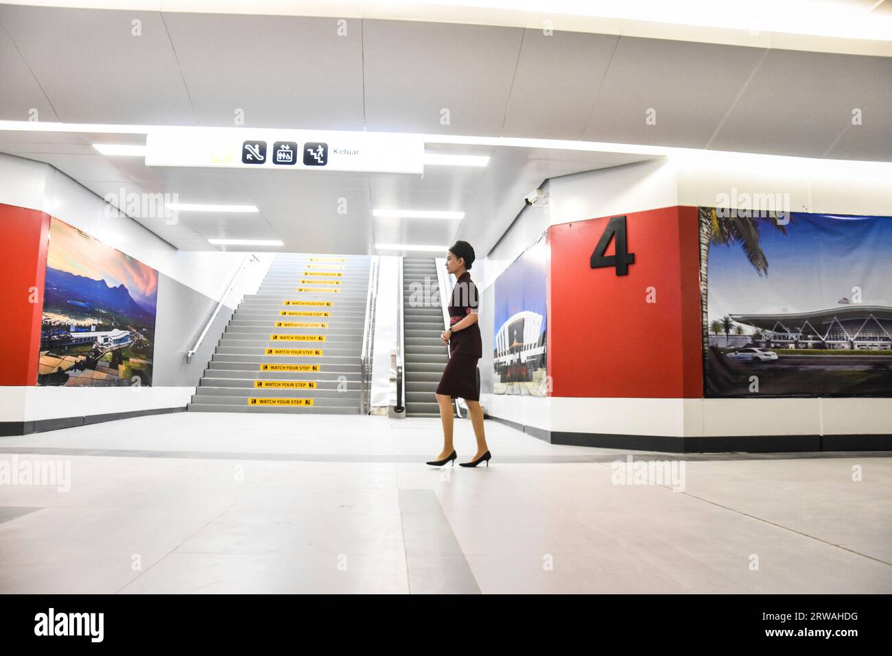 Régence de Bandung, Java Ouest, Indonésie. Septembre 18 2023. Les officiers de train marchent dans la zone d'arrivée du train rapide ​​the Jakarta Bandung à la gare de Tegalluar. PT Kereta Cepat Indonésie la Chine a organisé un essai gratuit du premier train rapide de la région Asie du Sud-est pour le public du 15 au 30 septembre. Directeur de la communication de PT Kereta Cepat Indonésie Chine Emir Monti a déclaré que le train rapide Jakarta Bandung a une vitesse maximale de 350 kilomètres par heure. Crédit : Dimas Rachmatsyah/Alamy Live News Banque D'Images