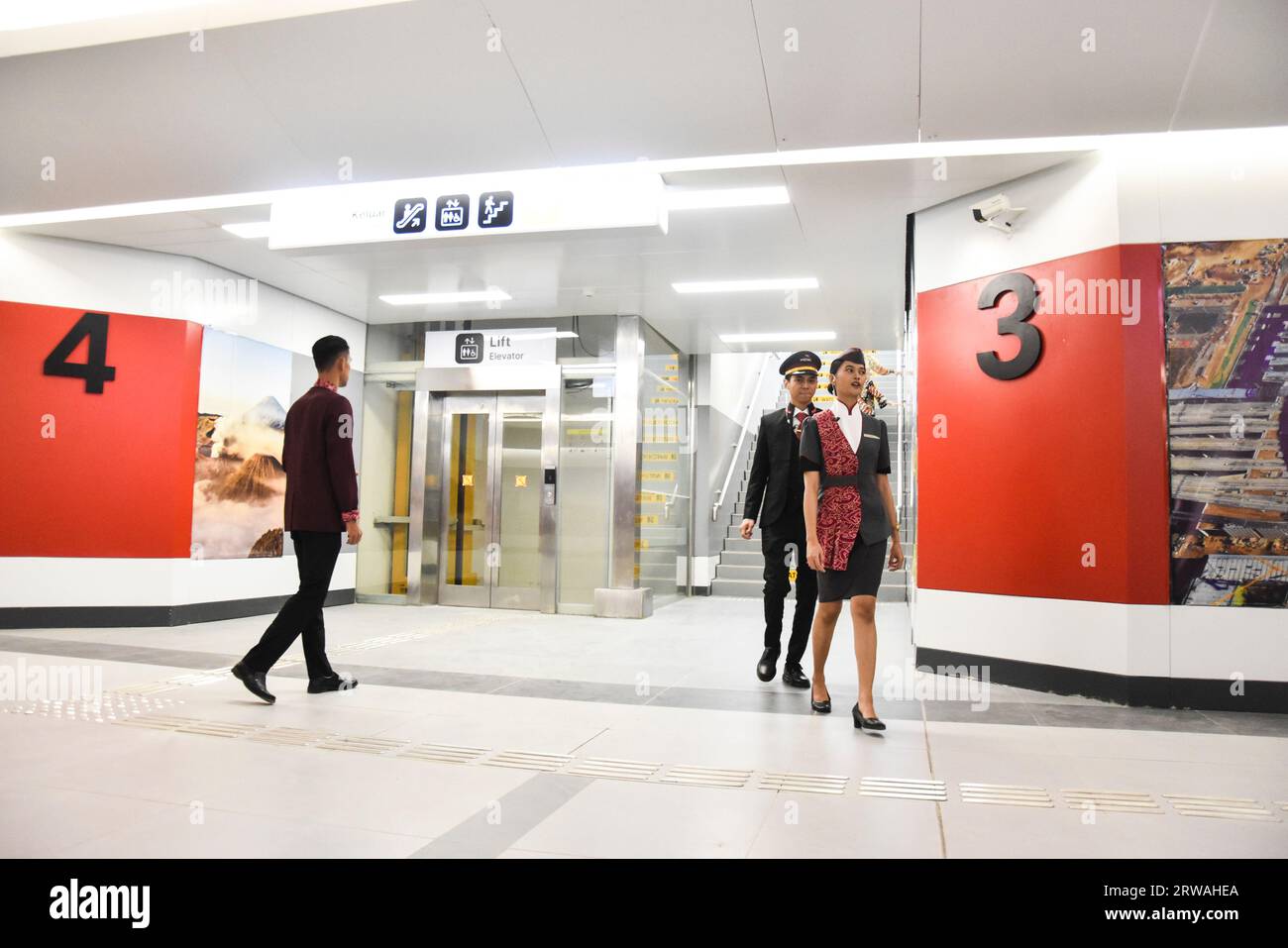 Régence de Bandung, Java Ouest, Indonésie. 18 septembre 2023. Les officiers de train marchent dans la zone d'arrivée du train rapide ​​the Jakarta Bandung à la gare de Tegalluar. PT Kereta Cepat Indonésie la Chine a organisé un essai gratuit du premier train rapide de la région Asie du Sud-est pour le public du 15 au 30 septembre. Directeur de la communication de PT Kereta Cepat Indonésie Chine Emir Monti a déclaré que le train rapide Jakarta Bandung a une vitesse maximale de 350 kilomètres par heure. Crédit : Dimas Rachmatsyah/Alamy Live News Banque D'Images