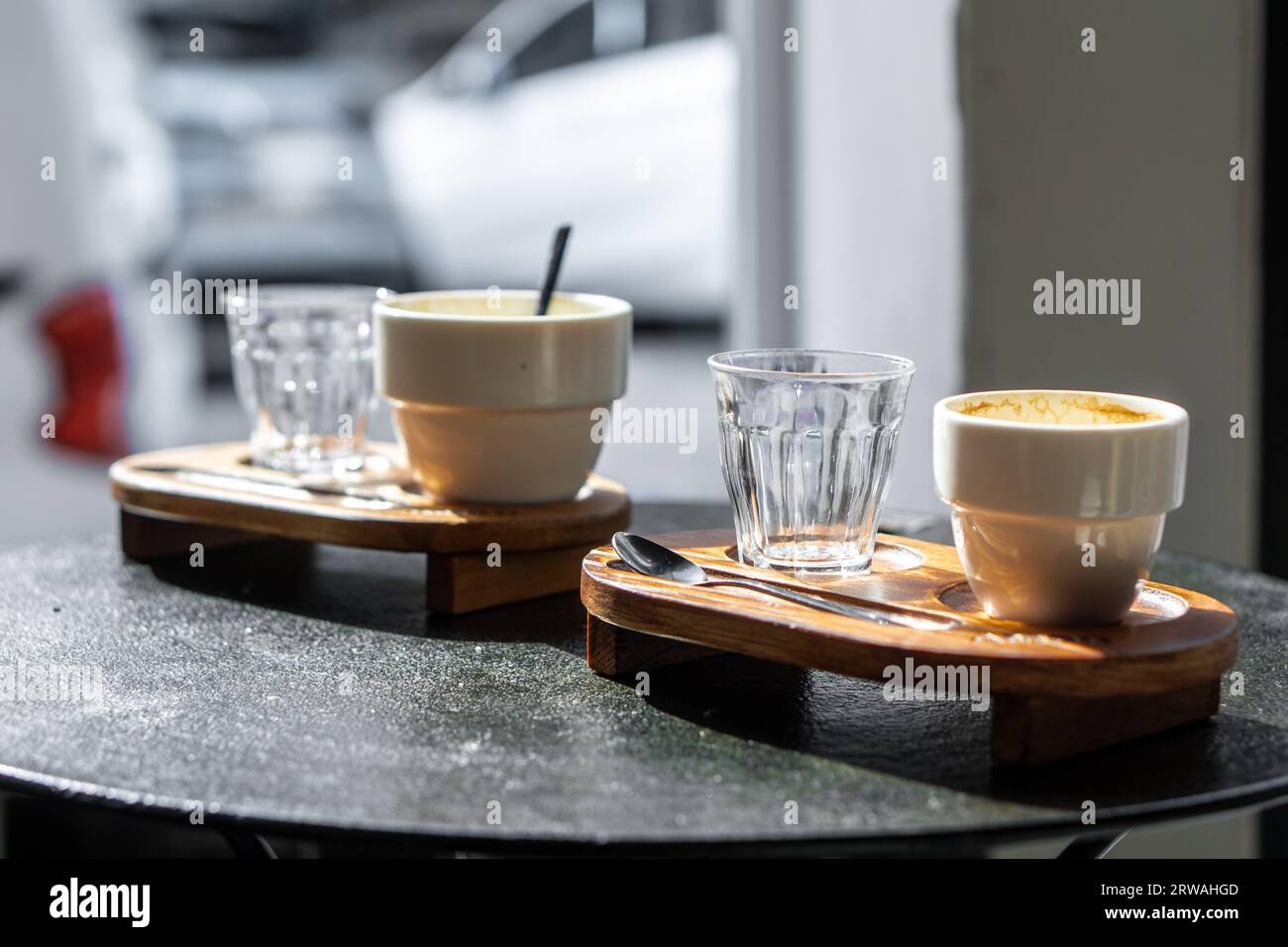 Belle Tasse À Café En Porcelaine Avec Des Fleurs Blanches Sur Une Table En  Verre Dans Un Jardin D'été Au Soleil. Vue De Dessus. Copiez L'espace.  Concept De Boissons D'été. Image et