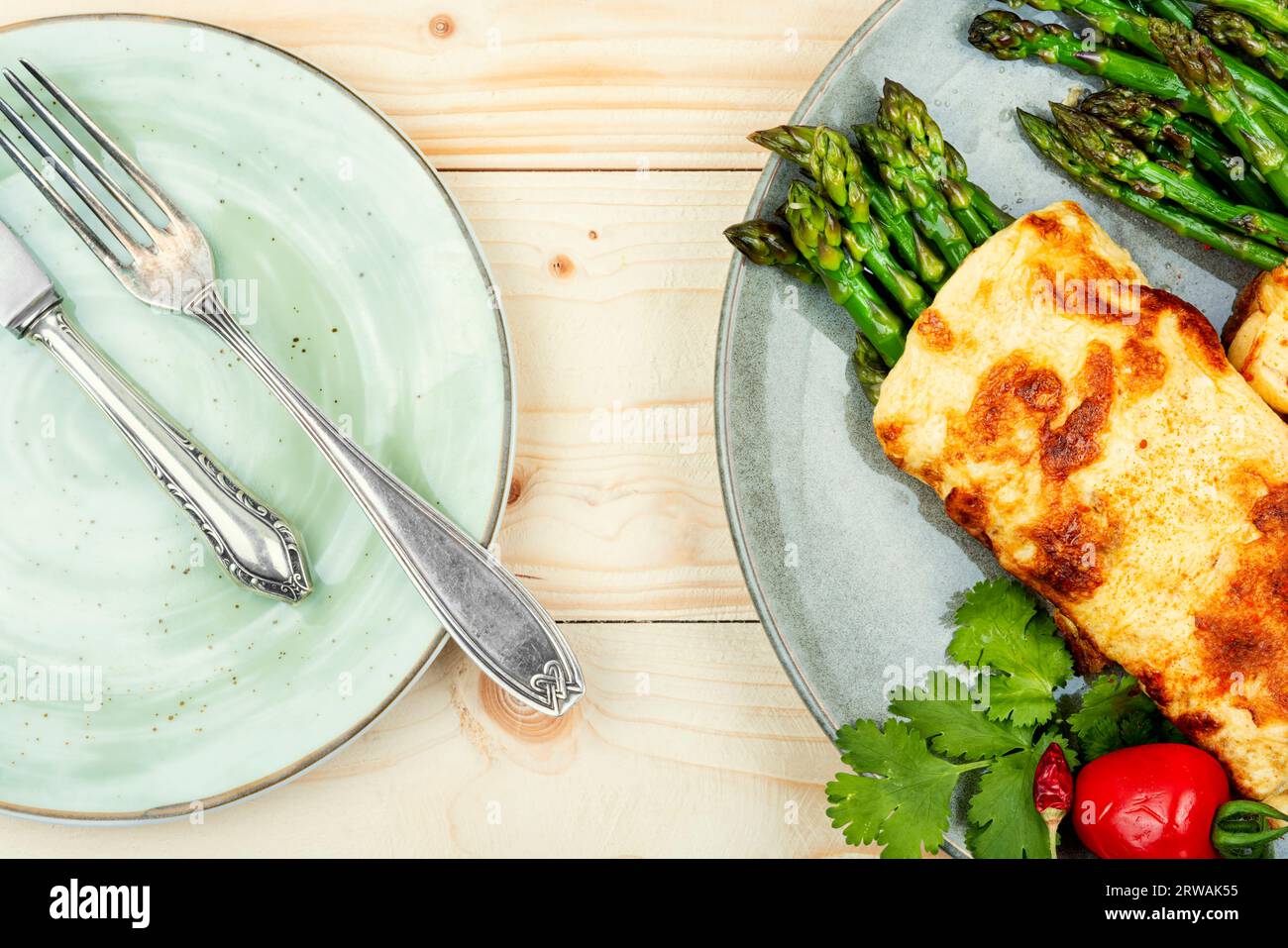 Omelette aux œufs cuite avec des asperges vertes sur une table rustique en bois Banque D'Images