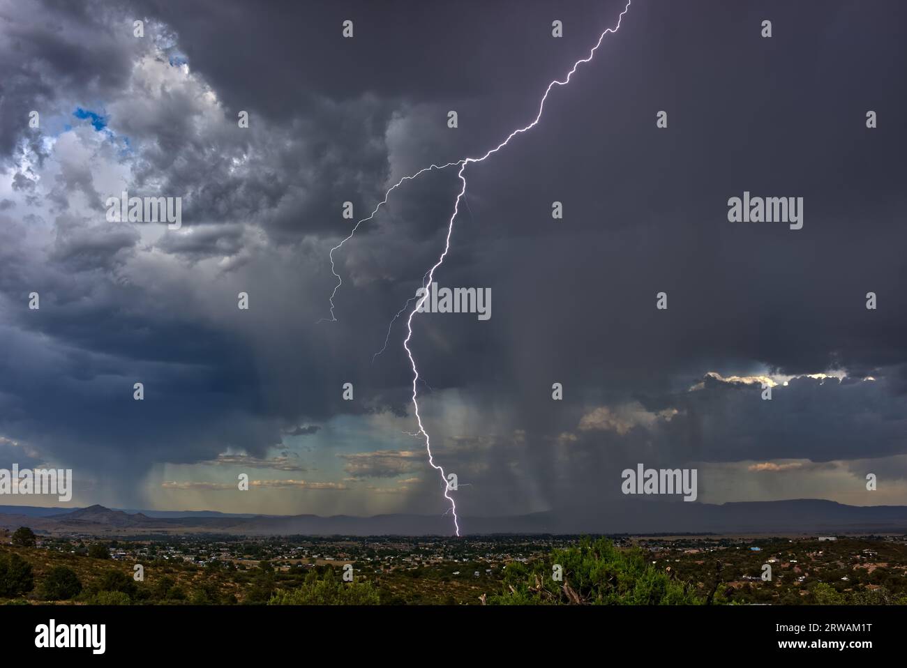 Tempête de foudre au-dessus de la vallée de Chino pendant la saison de la mousson, Arizona, États-Unis Banque D'Images