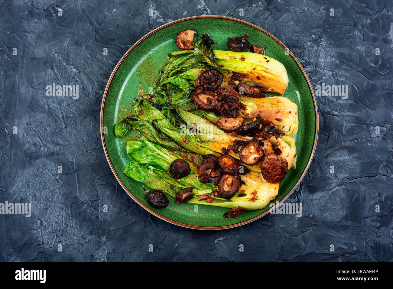 Chinois plat Pak Choi avec des champignons shiitake. Une alimentation saine Banque D'Images