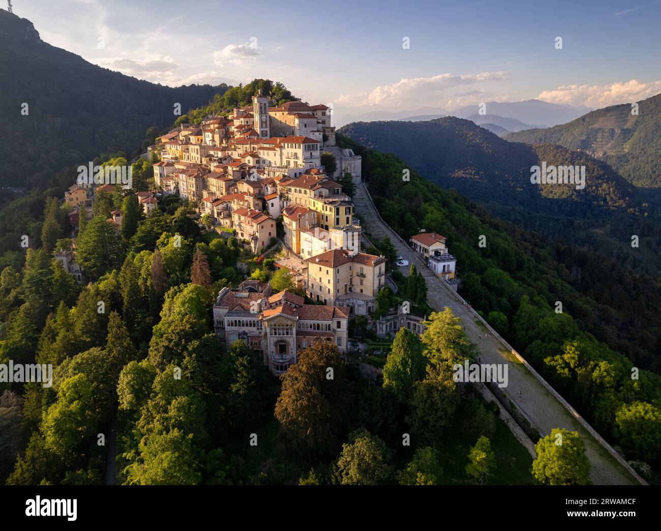 Vue aérienne de Santa Maria del Monte sur Sacro Monte di Varese, Varese, Lombardie, Italie Banque D'Images