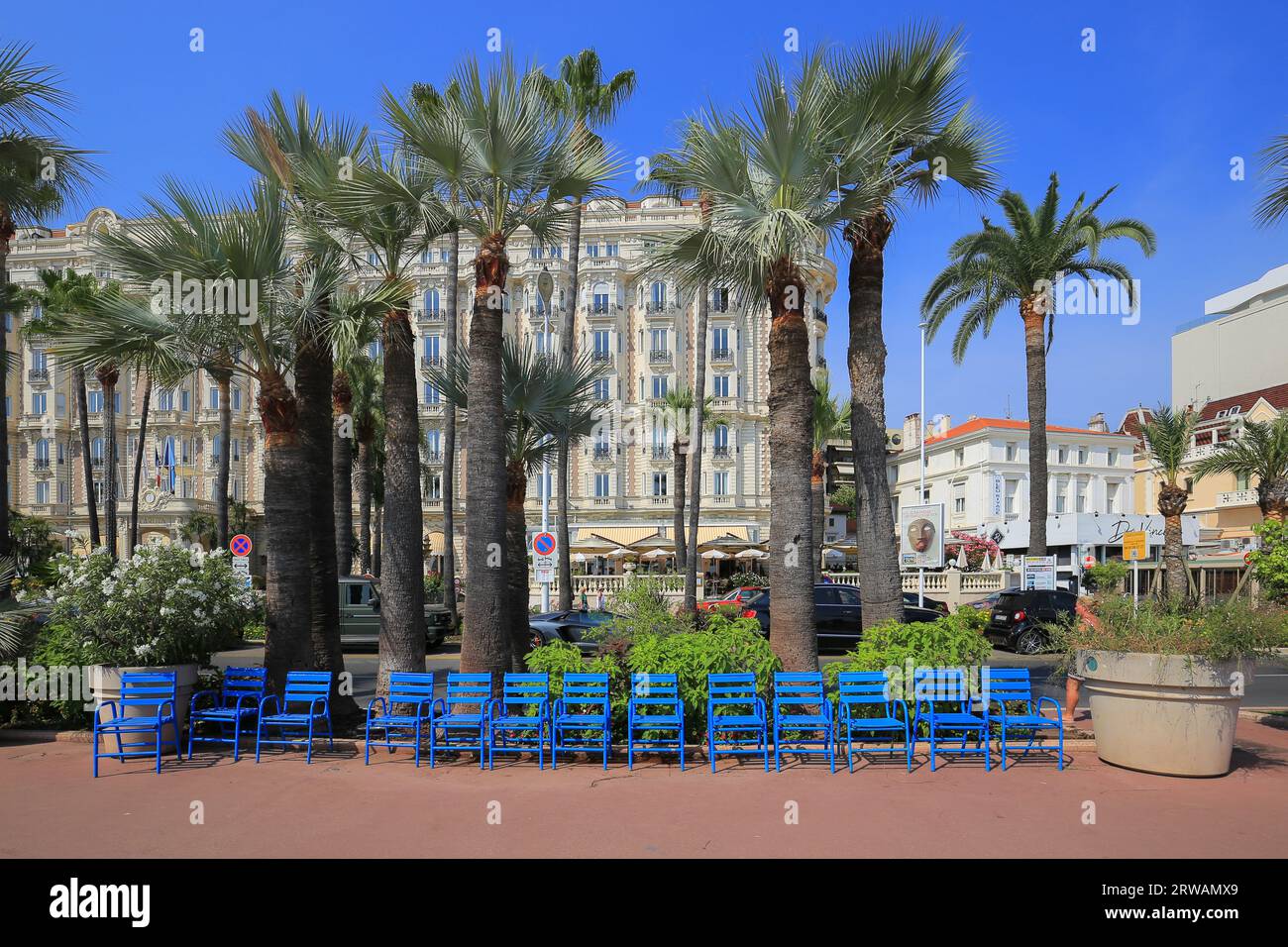 Promenade avec chaises bleues dans la Croisette à Cannes Banque D'Images