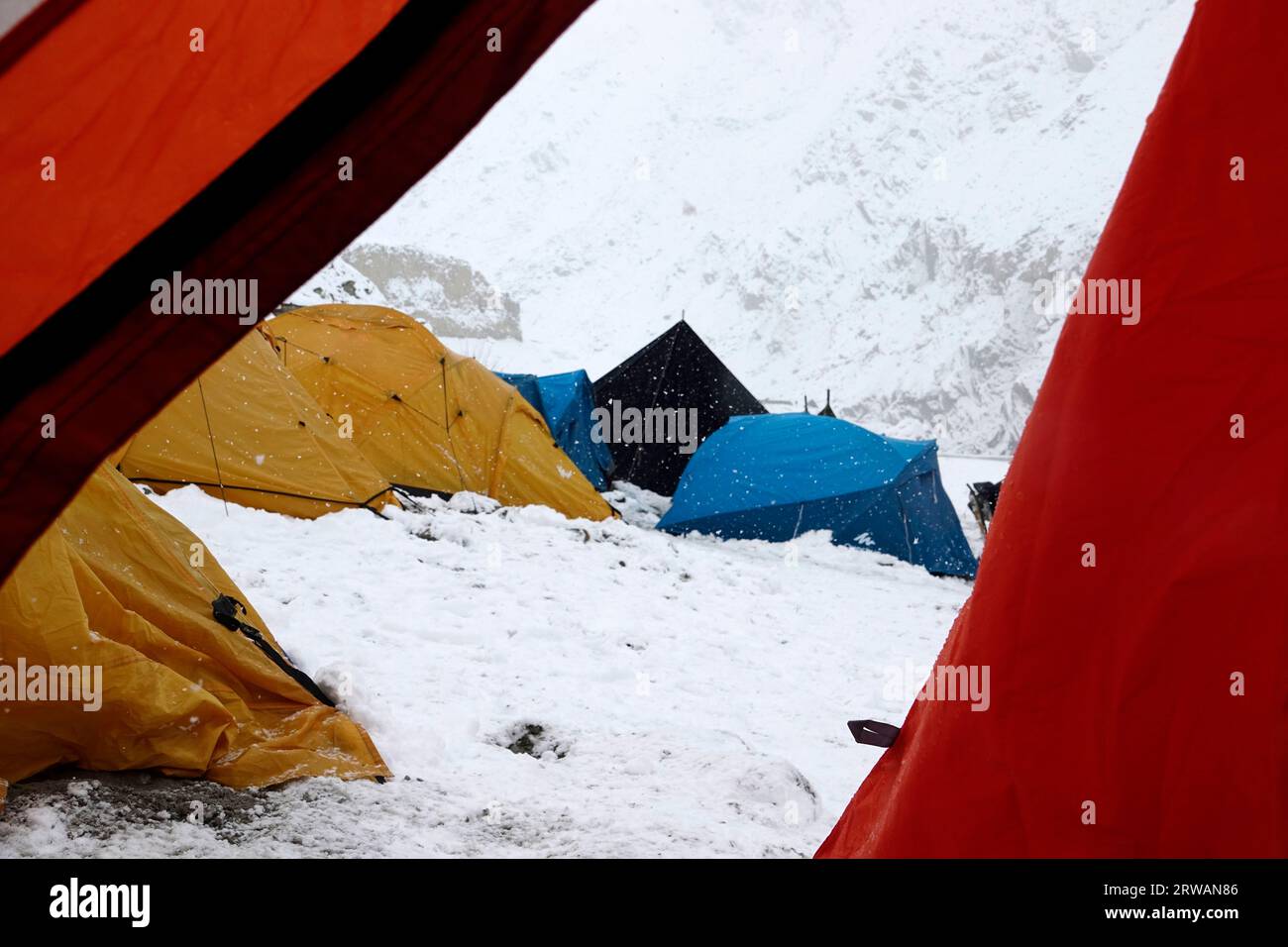 Tentes plantées pour une expédition d'alpinisme, Himalaya indien, Inde Banque D'Images
