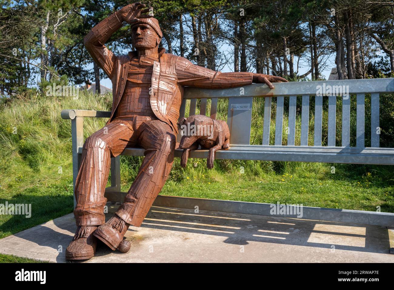 La sculpture en acier populaire de «un homme et son chien», Silloth, Cumbria, Royaume-Uni Banque D'Images