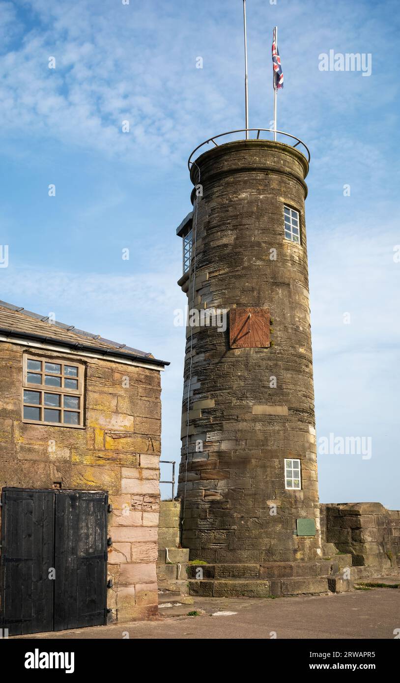 La tour de guet du 18e siècle à côté du magasin Pier Masters à Old Quay, Whitehaven, West Cumbria, Royaume-Uni Banque D'Images