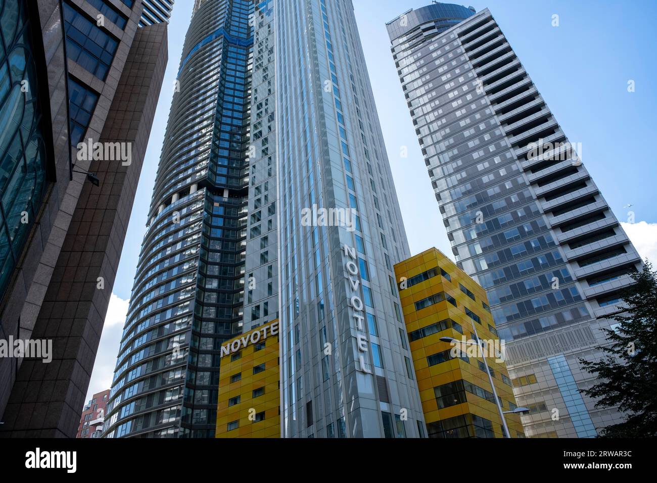 Extérieur du Novotel du quartier financier de Canary Wharf le 15 août 2023 à Londres, Royaume-Uni. Canary Wharf est une zone située près de l'île des chiens dans le quartier londonien de Tower Hamlets et est définie par la Greater London Authority comme faisant partie du quartier central des affaires de Londres. Novotel est une marque hôtelière française de milieu de gamme appartenant à Accor. Banque D'Images