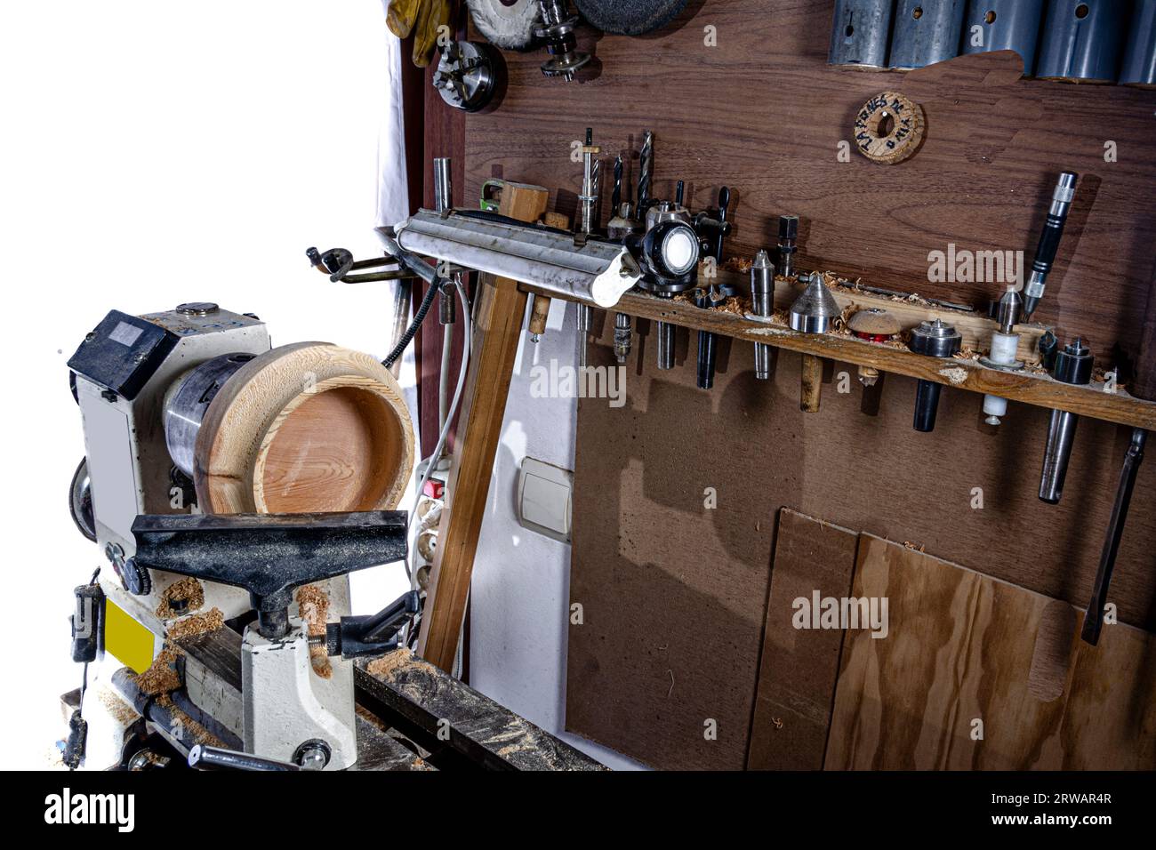 Bol en bois pendant la fabrication dans le tour. Arrière-plan blanc. Banque D'Images
