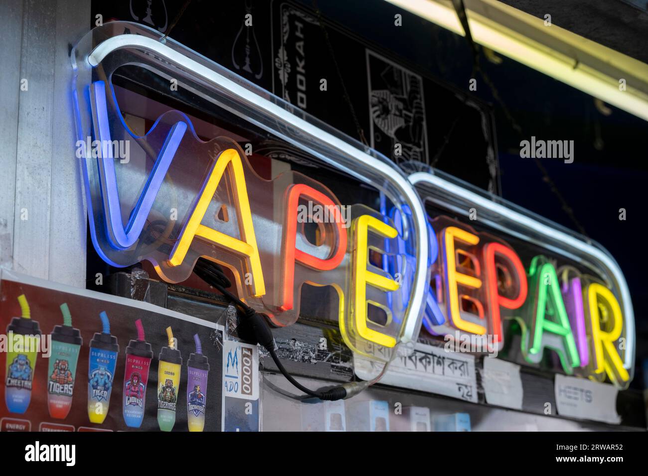 vape boutique électronique cigarette néon fenêtre couleur vitrine lumières  de signe brillent attirer des clients dans la rue la nuit.concept boutique  de vape Photo Stock