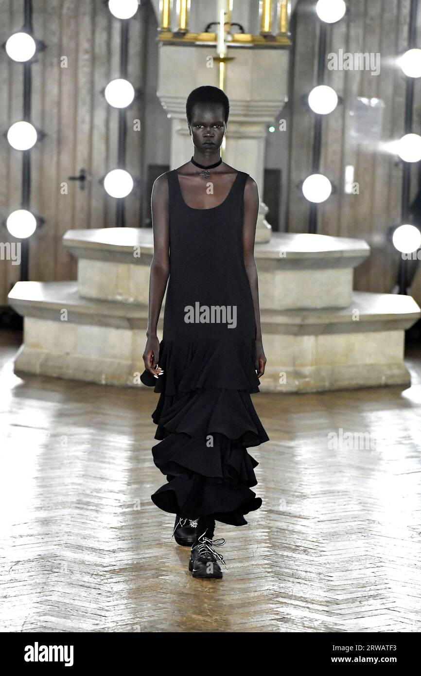 Un mannequin marche sur la piste au défilé Edward Crutchley lors du défilé de mode Spring Summer 2024 Collections Fashion Show à London Fashion week à Londres, Royaume-Uni, le 15 2023 septembre. (Photo de Jonas Gustavsson/Sipa USA) Banque D'Images