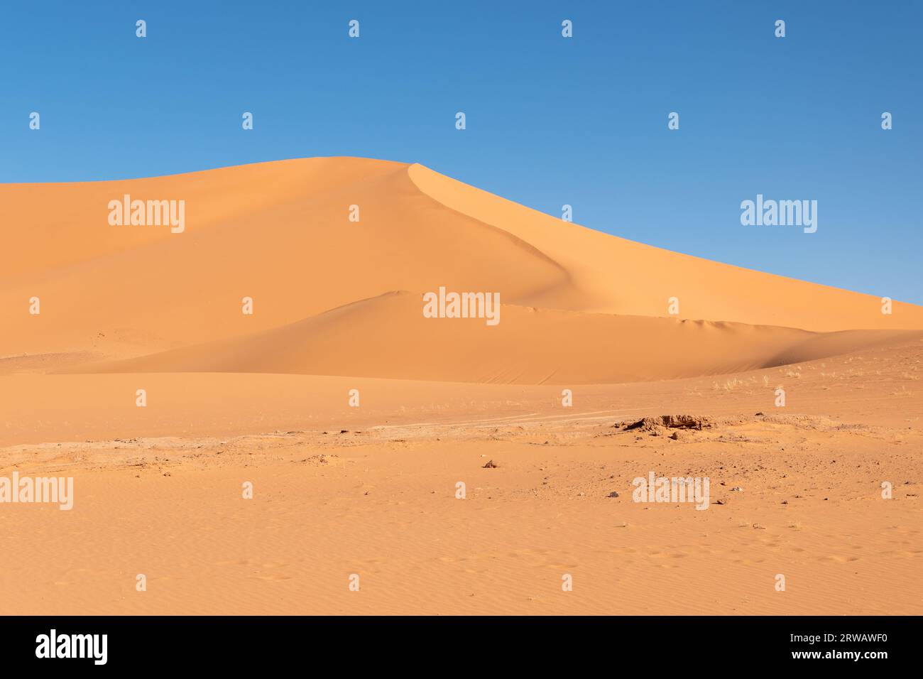 Orange et bleu dans le désert du Sahara Banque D'Images