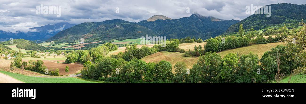 Vue panoramique sur le massif du Vercors dans le département de l'Isère. Banque D'Images