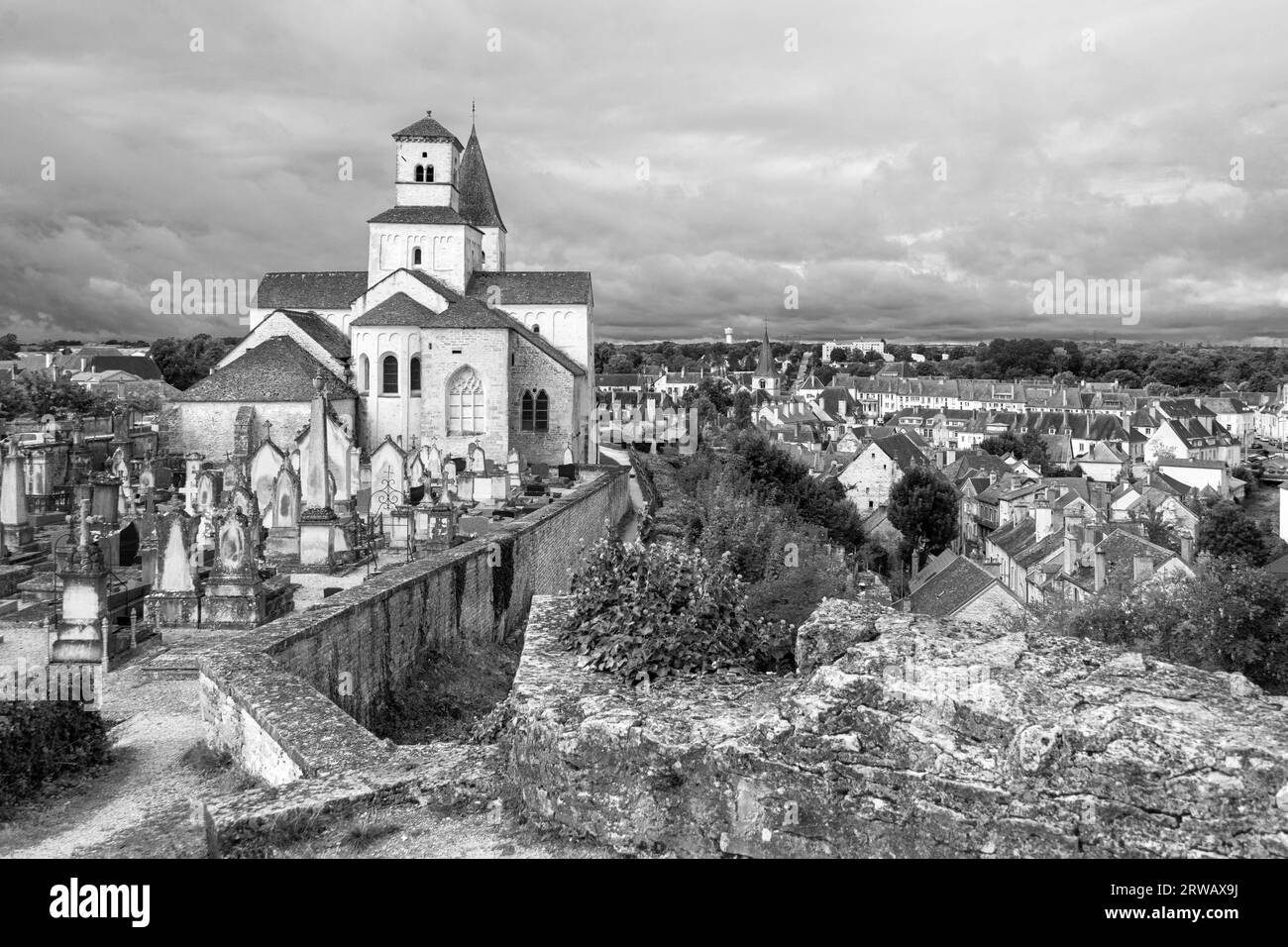 Église Saint-Vorles sous un ciel orageux à Châtillon sur Seine, assis au-dessus de la ville en Bourgogne-Franche-Comte, France. Banque D'Images
