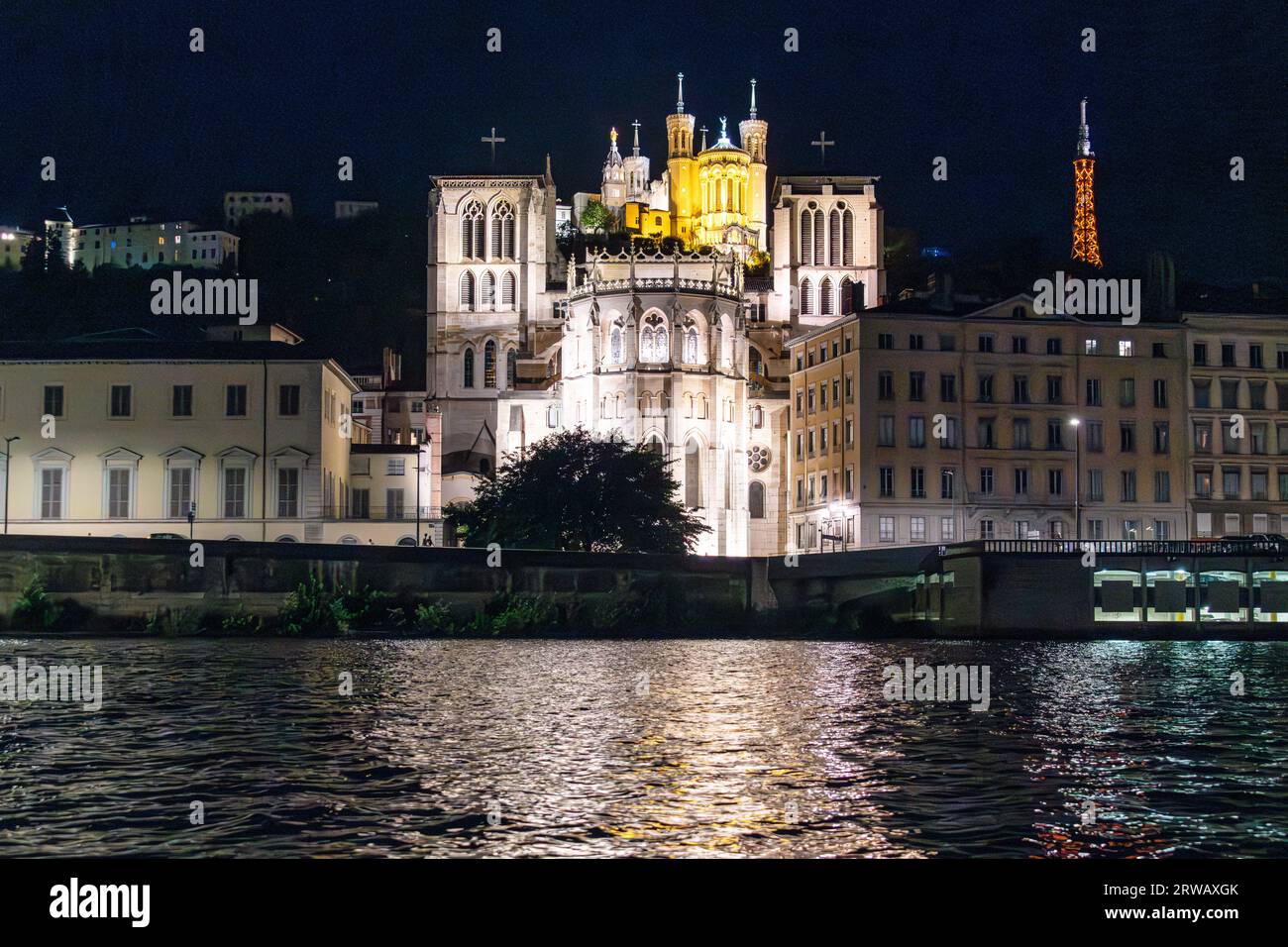 Vue nocturne sur la Saône vers la vieille ville de Lyon et les 2 cathédrales, Saint Jean Baptiste et Basilique Saint Jean Baptiste. Banque D'Images