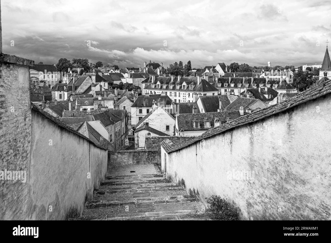 En descendant les marches de l'église Saint-Vorles, avec vue sur Châtillon-sur-Seine en Bourgogne-Franche-Comte, France. Banque D'Images