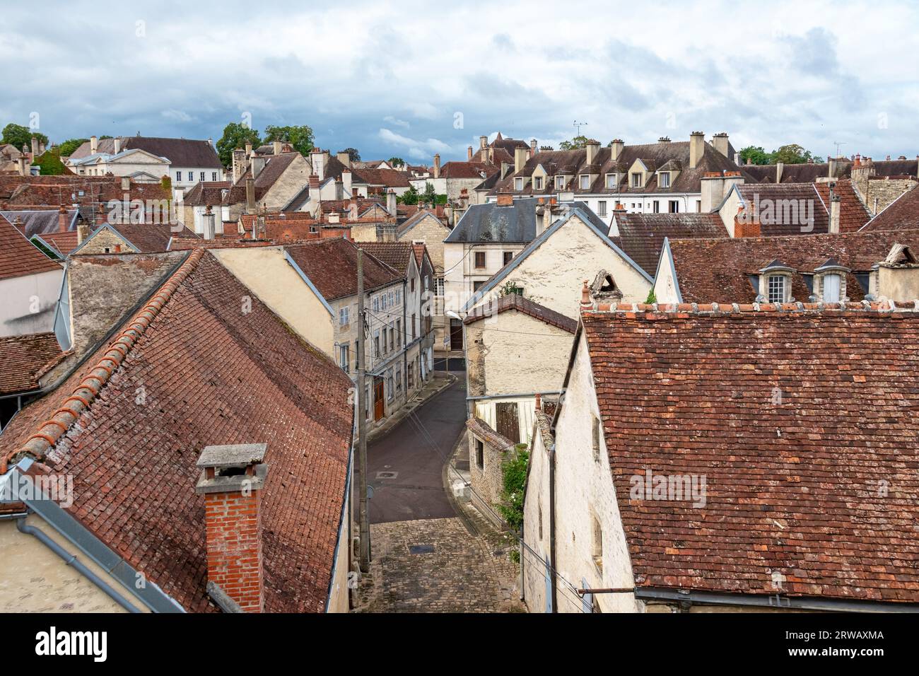 Vue sur les toits de maisons à Châtillon-sur-Seine, Bourgogne-Franche-Comté, France. Banque D'Images