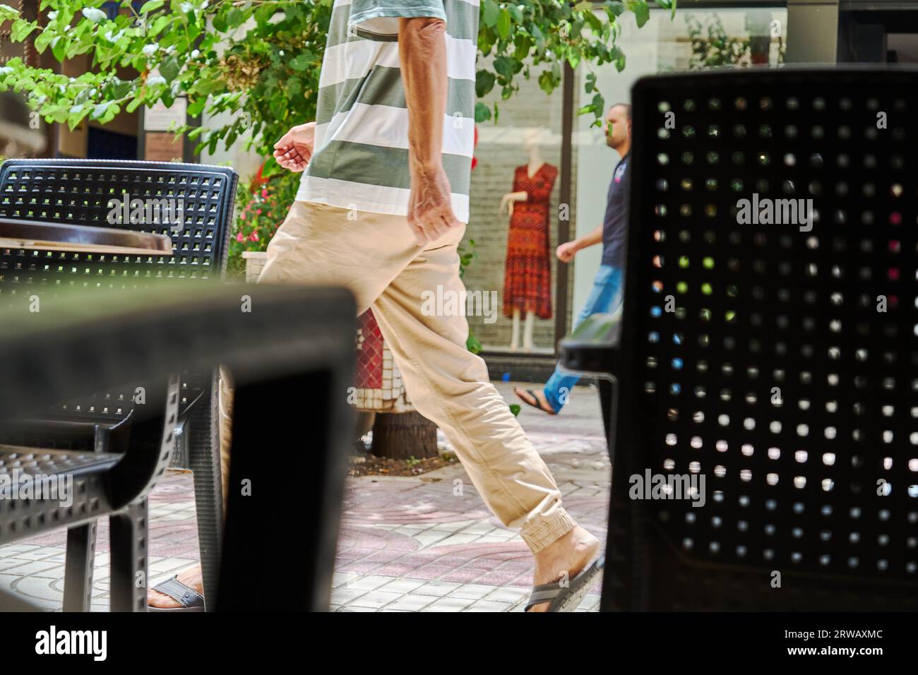 personne marchant dans la rue dans la ville Banque D'Images