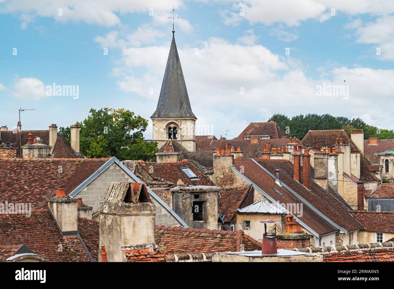 La flèche de l'église Saint-Nicolas s'élève au-dessus de Châtillon-sur-Seine dans la région Bourgogne-Franche-Comté en France. Banque D'Images