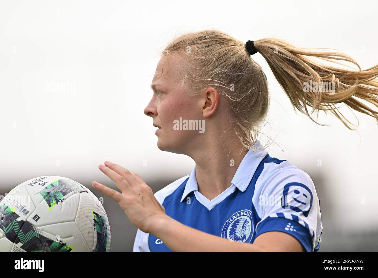 Nikee Van Dijk (20) of OHL and Silke Vanwynsberghe (21) of